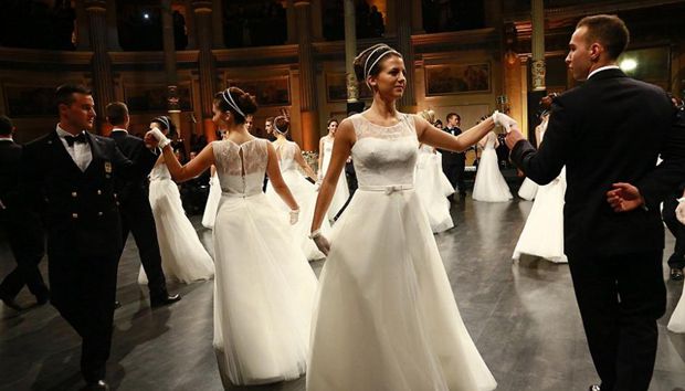 實(shí)拍維也納少女社交舞會(huì)