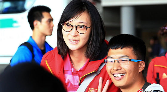 女排歸國(guó)球迷熱情接機(jī) 男粉絲與惠若琪親密合影