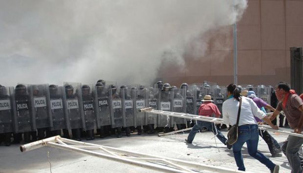 墨西哥教師為尋找43名失蹤學(xué)生與警方?jīng)_突