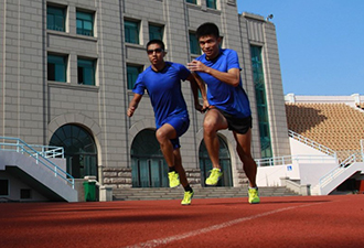 我是盲人 因?yàn)橛心悴拍茱L(fēng)馳電掣