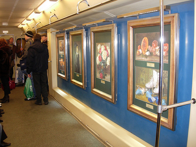 在莫斯科還有一列火車(chē)被稱(chēng)為“水彩畫(huà)列車(chē)”，該列車(chē)上展覽了世界級(jí)名畫(huà)的復(fù)制版以供乘客觀賞。