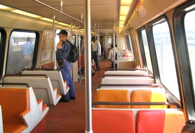 在美國(guó)華盛頓州的地鐵上吃東西、喝飲料和吸煙都是違法的。