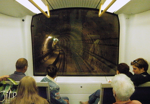 哥本哈根地鐵是全年24小時(shí)無(wú)人駕駛的系統(tǒng)，人們還可以享受到窗外“美麗”的風(fēng)景。