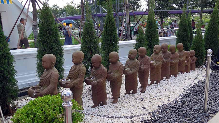 泰國園里的列隊(duì)的小沙彌，有的抬頭微笑，有的低頭沉思，惟妙惟肖。