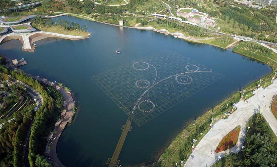 天水景區(qū)，夜晚的音樂噴泉讓許多游客流連忘返