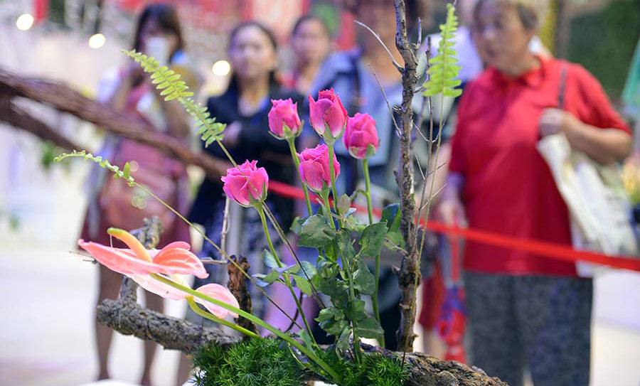 游客在觀賞插花作品