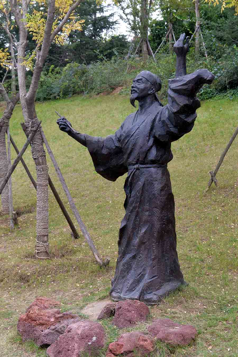 園內(nèi)樹立著歷代文人墨客的雕像