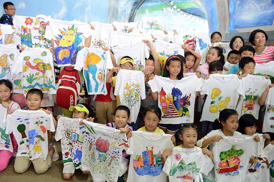 100多名小學生現(xiàn)場展示各自制作的文化衫