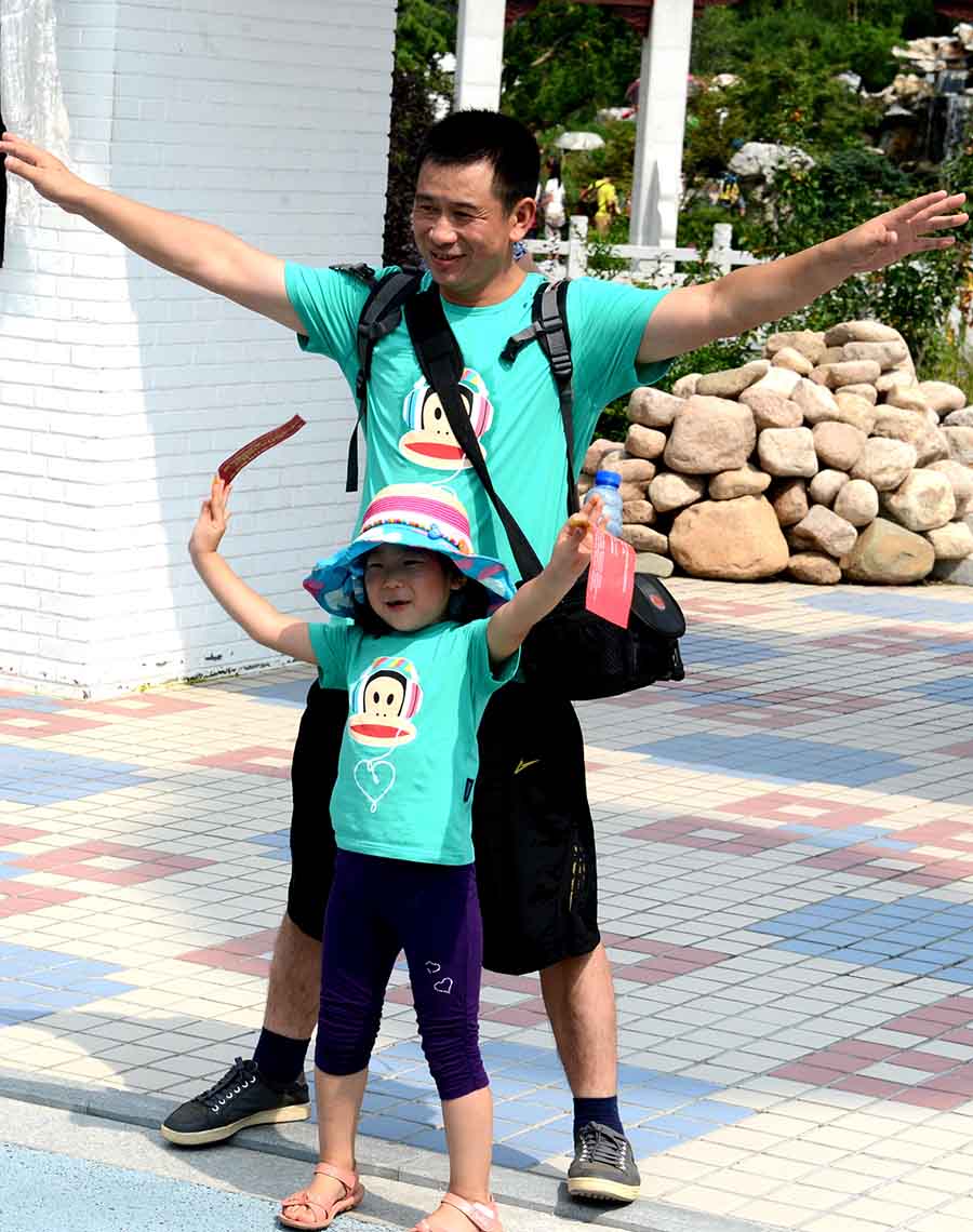 父女倆同時展開雙臂擁抱世園會