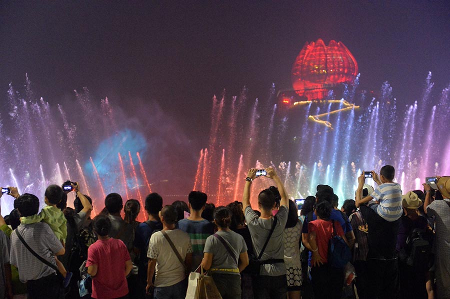 觀看水幕的游客