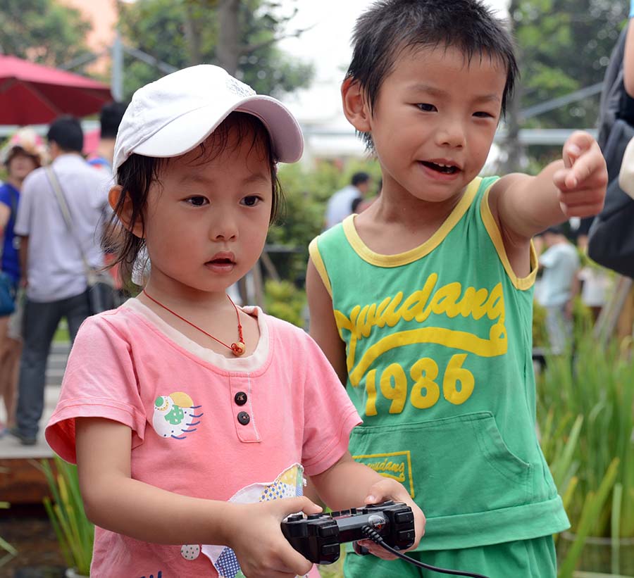 兩位小朋友在玩機器人足球賽