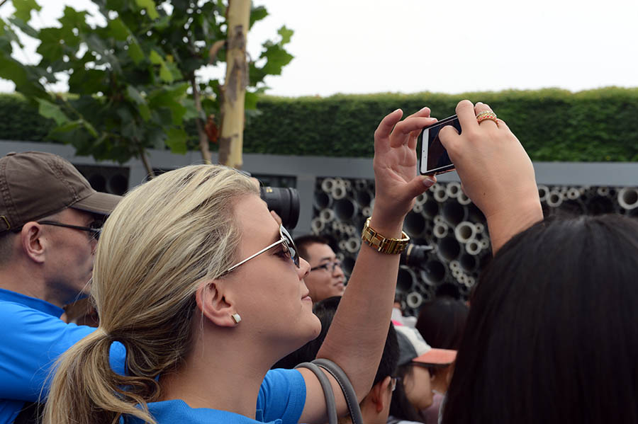 美國游客在抓拍世園會的動人瞬間