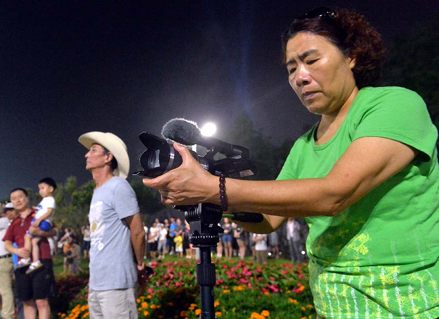 拍攝水幕電影的游客