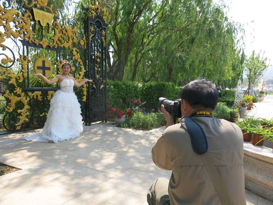 游客拍攝婚紗照