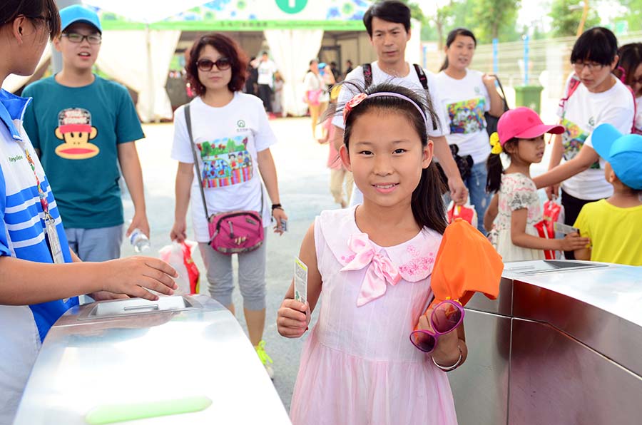 通過安檢閘門的小朋友