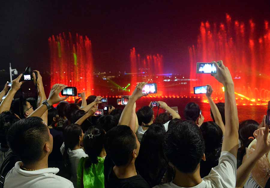 精彩的水幕電影引得眾人拍照