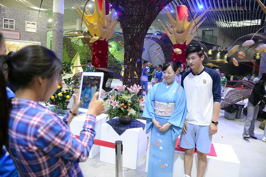 現(xiàn)場觀眾紛紛和插花師合影留念