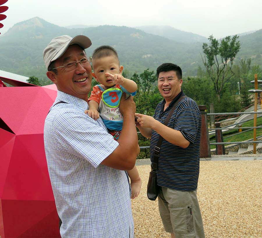 一個小寶貝，全家開心果