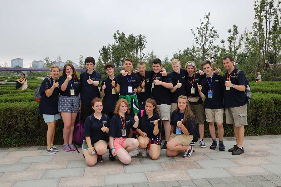 異國的年輕游客合影