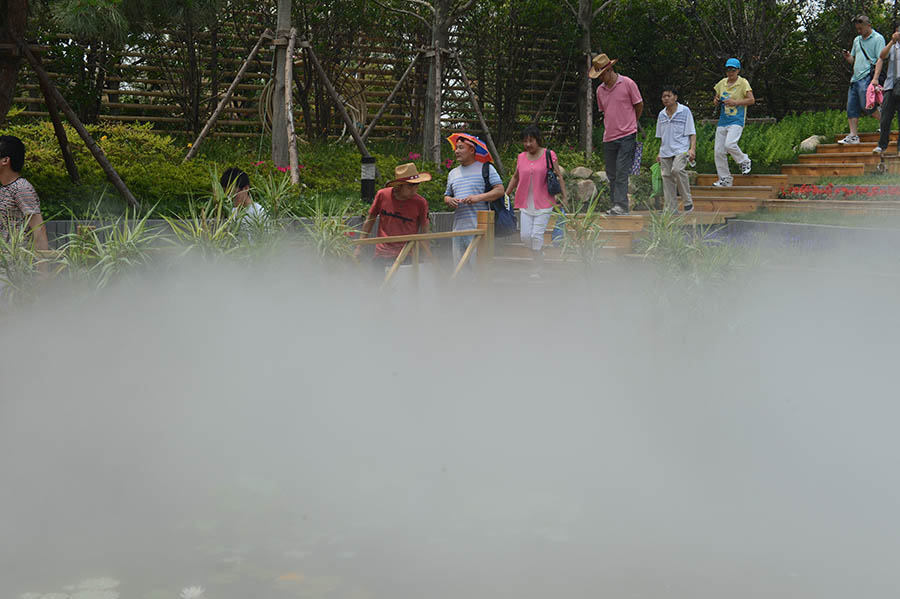 游客通過釋放的干冰冷氣避暑