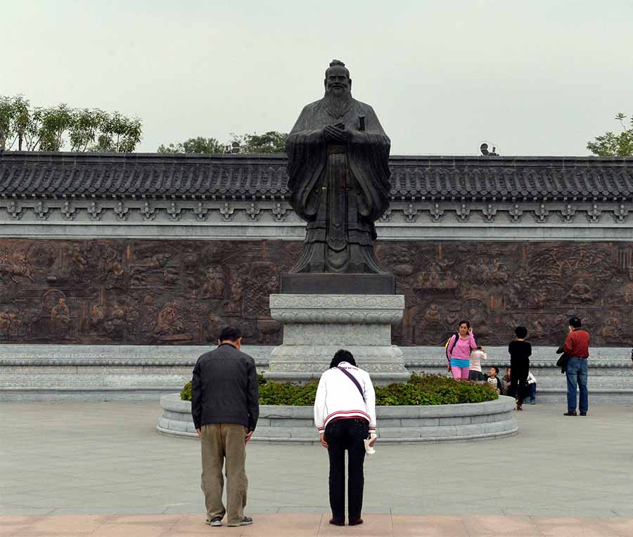 游客祭拜孔子雕像