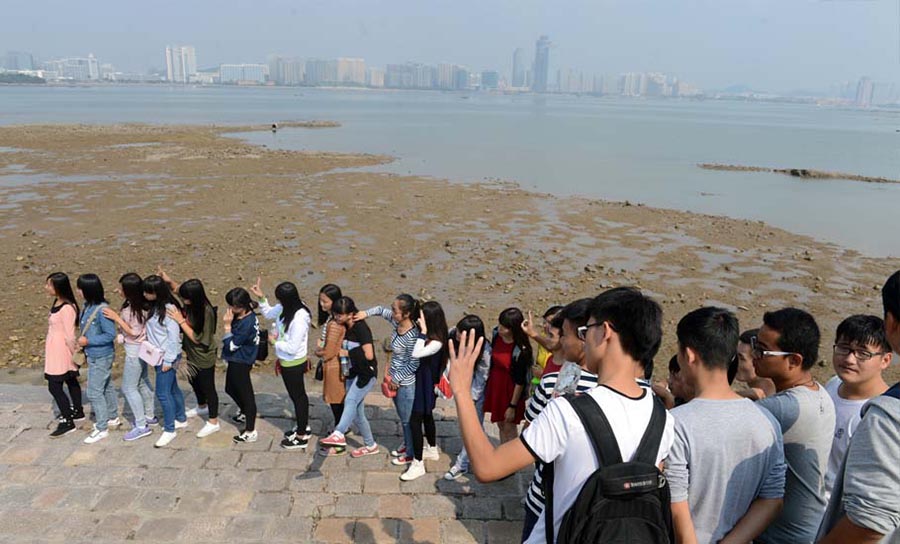 在西海岸會場開展活動的年輕人
