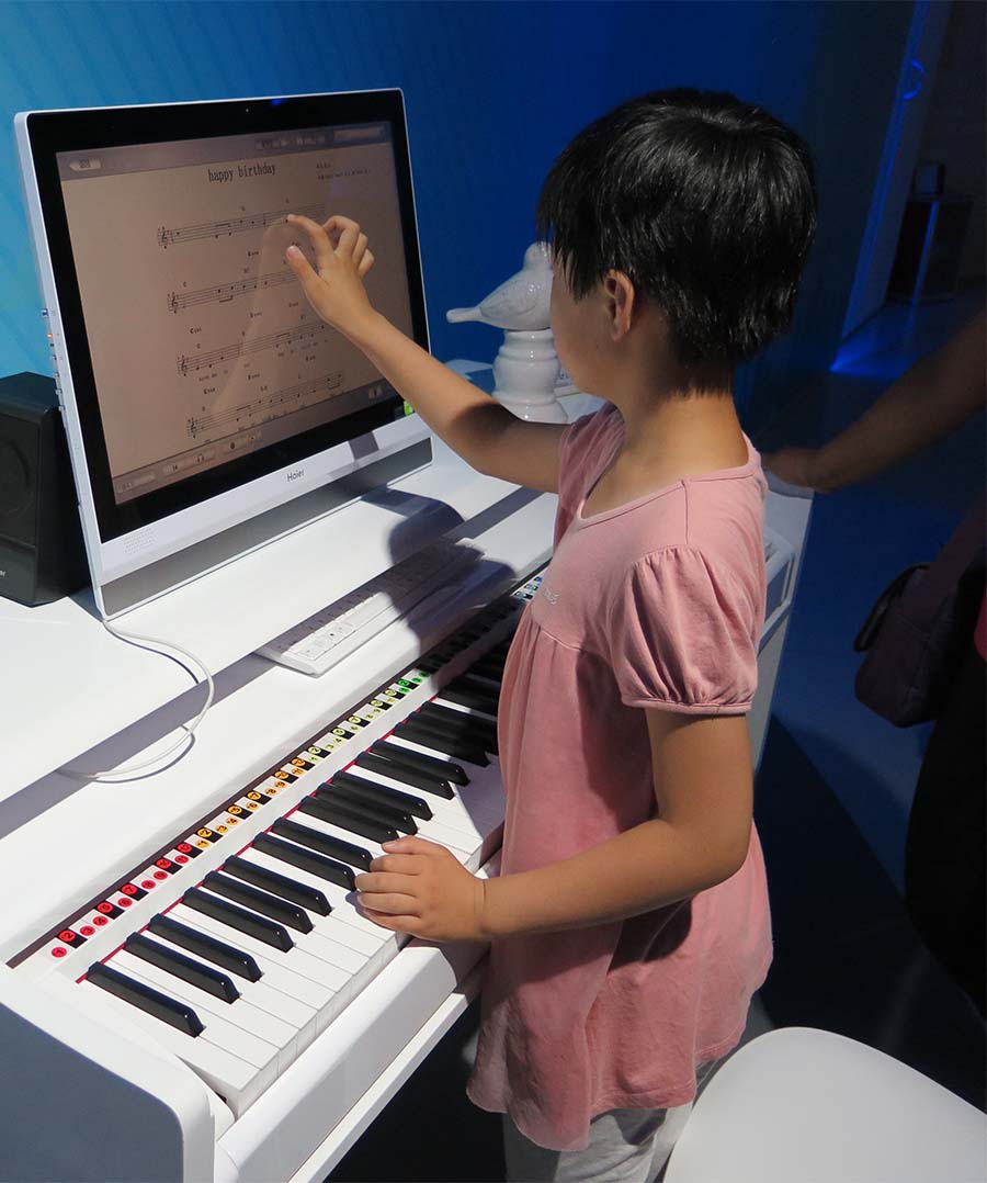 對著電腦，我也會彈琴