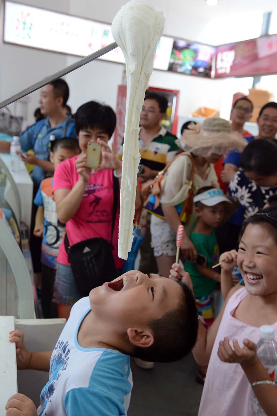 小朋友現(xiàn)場品嘗冰激凌