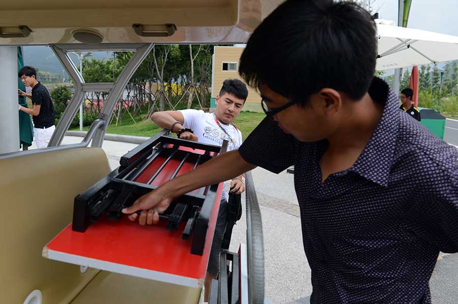 耿晨和同學(xué)在幫著同事抬桌椅