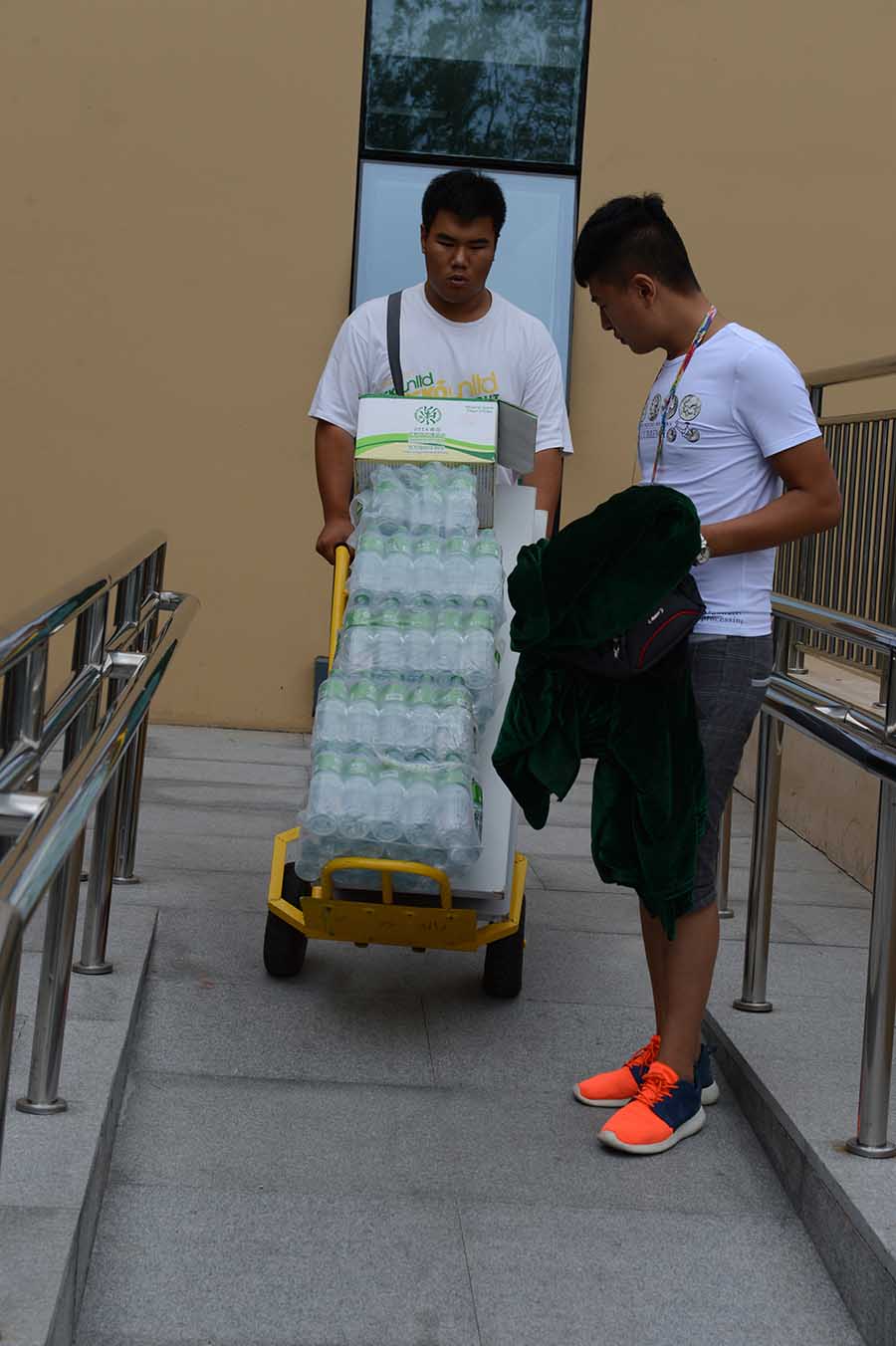 李天翔和同學(xué)在運送礦泉水