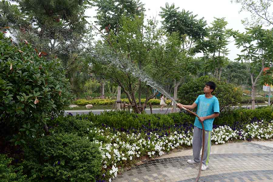 劉文超在威海展園里負(fù)責(zé)植物修剪和養(yǎng)護管理等工作，他負(fù)責(zé)的這個展園被認(rèn)為是管理較好的一個