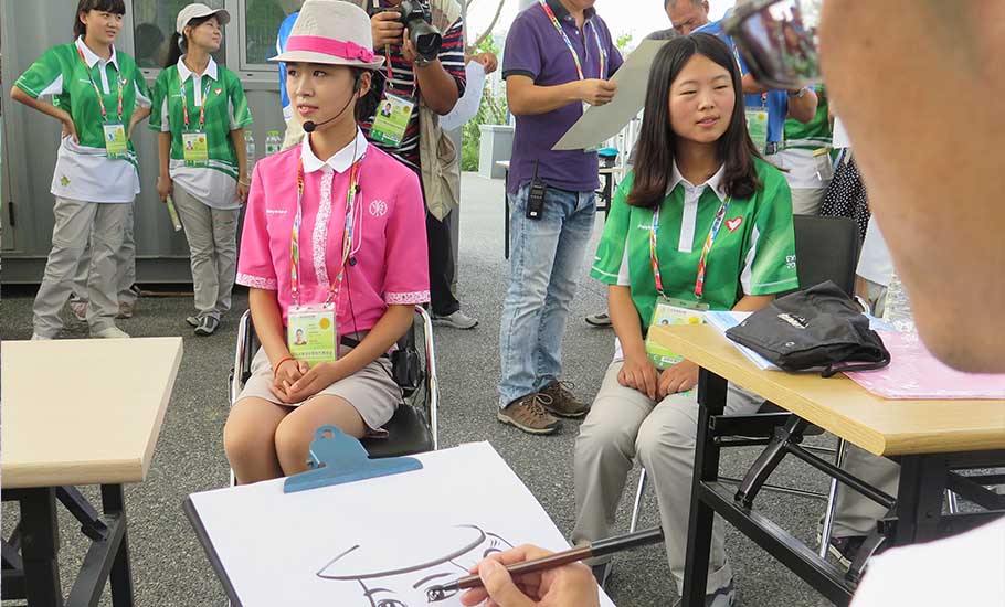 為志愿者畫漫畫肖像