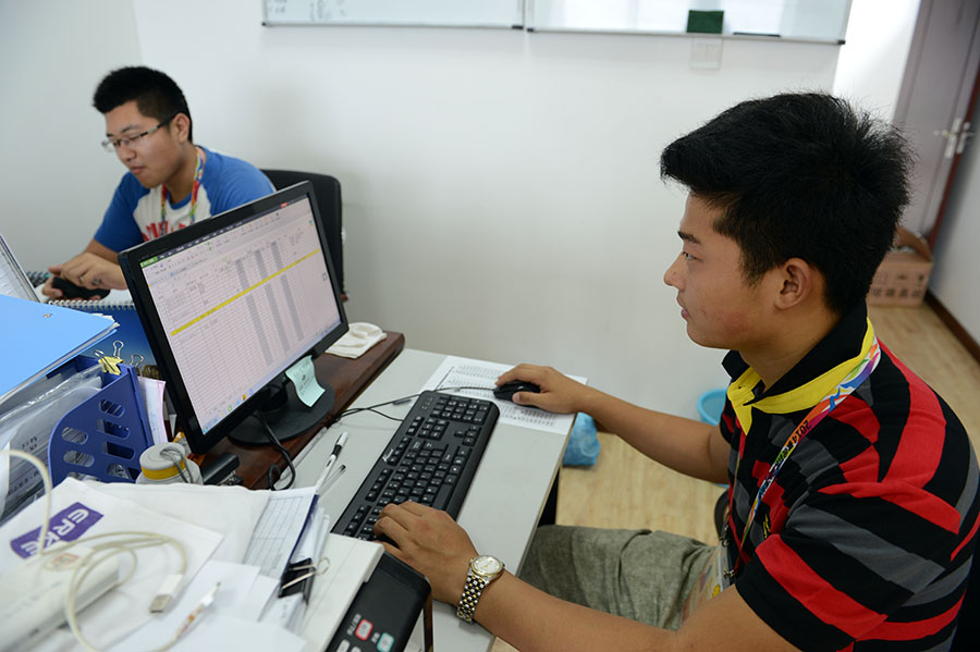 趙凱在旅游咨詢中心安排統(tǒng)計旅游團體