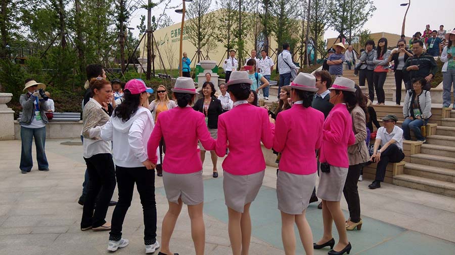 志愿者跟游客一起做游戲