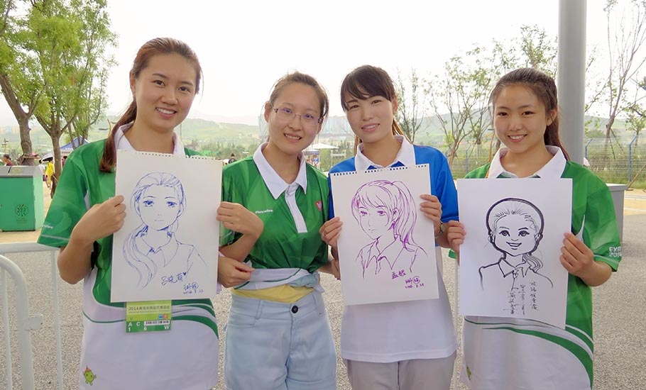 志愿者手持漫畫合影