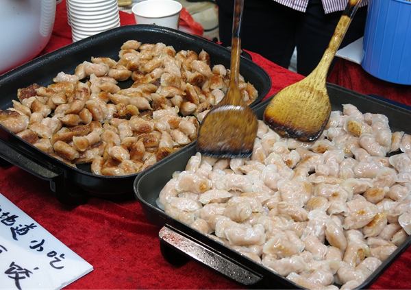 現(xiàn)場(chǎng)制作的手工魚皮蝦餃 吃起來(lái)很香呢