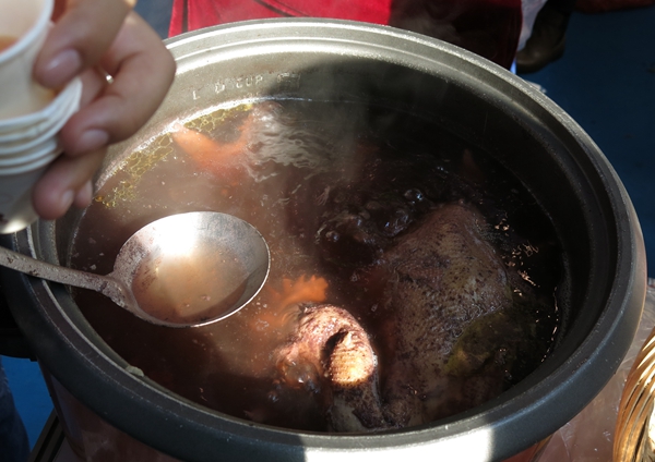 她說：何首烏燉雞對(duì)女人很好 家里燉雞每次放一片