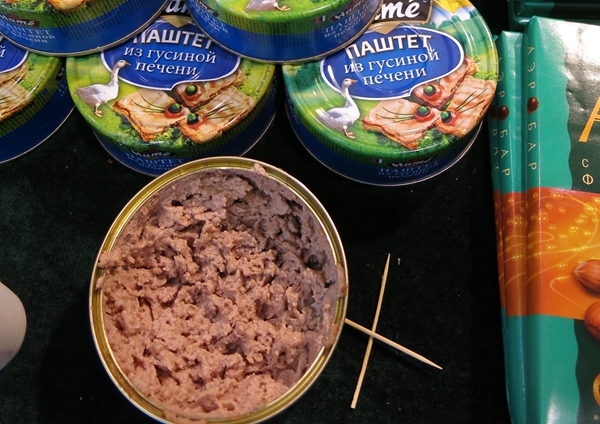 只是小編想吐槽：吃鵝肝醬應(yīng)該不是用牙簽吃的