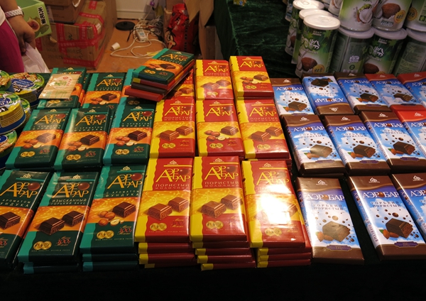 來(lái)自俄羅斯的大塊巧克力，估計(jì)可以當(dāng)飯吃