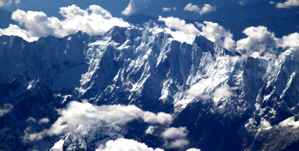 雪山之上看雪山，云層、山巒，在仿佛間難以名狀的激動(dòng)涌上心頭，那種胸懷和度量在一瞬間被無(wú)限放大。