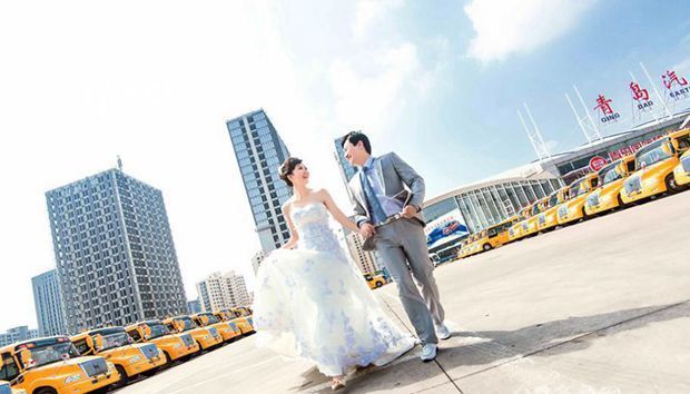 校車婚紗照“大鼻子”做背景唯美動(dòng)人