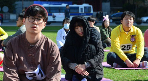 韓國舉辦發(fā)呆大賽 選手面僵齊放空