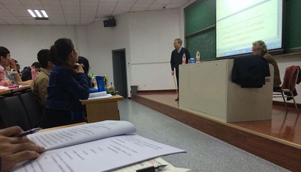 老教授上課 年邁妻子講臺上陪伴