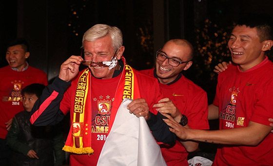 恒大奪冠慶功宴佩蘭道賀 隊(duì)員抹蛋糕豪飲香檳