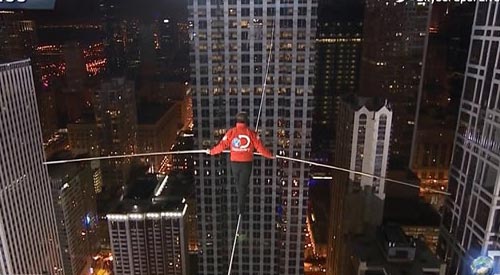 藝術(shù)家百米高空無(wú)保護(hù)蒙眼走鋼絲