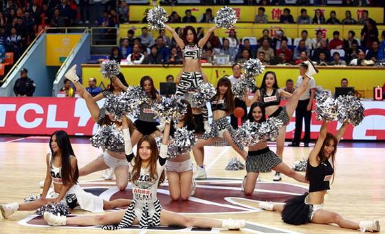 廣廈啦啦寶貝賣力演出 一字馬+高難度疊羅漢