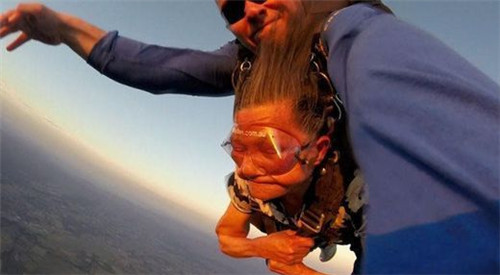 中國81歲老太澳洲玩高空跳傘驚呆游客 中國81歲老太澳洲玩高空跳傘驚呆游客