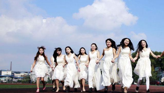 老師帶學(xué)生拍創(chuàng)意畢業(yè)照 7個班7個主題