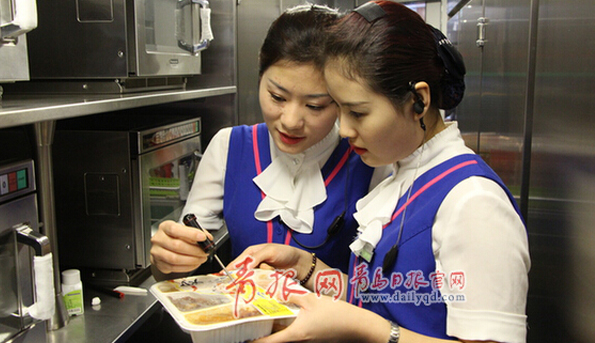 青島日?qǐng)?bào)獨(dú)家揭秘城鐵美味盒飯出爐全過(guò)程