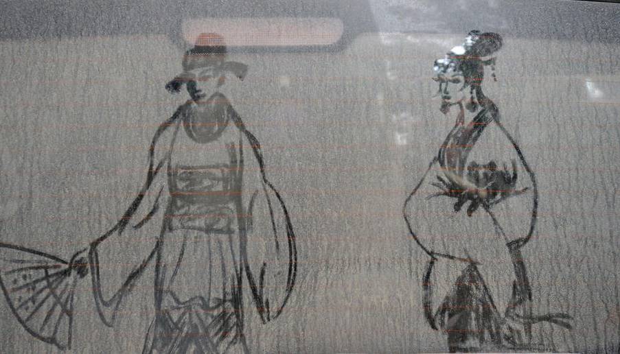 退休教師車窗灰塵上手繪仕女圖走紅